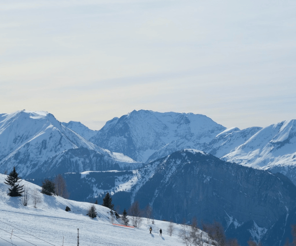 Pistes de ski à Alpe d’Huez avec montagnes enneigées en arrière-plan